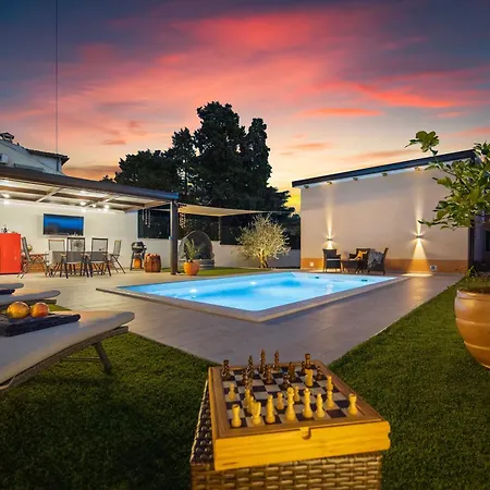 Family Friendly House With A Swimming Pool - 24669