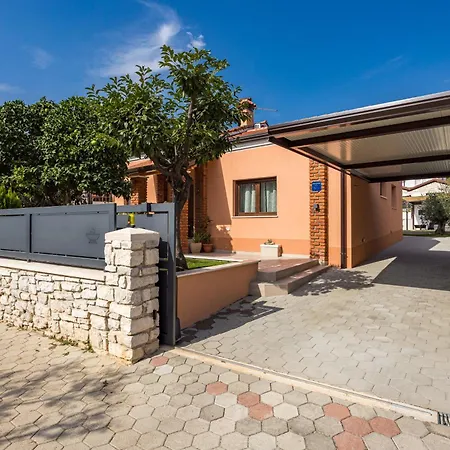Family Friendly House With A Swimming Pool - 24669 Дом отдыха
