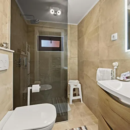 Family Friendly House With A Swimming Pool - 24669 بيت للعطل *