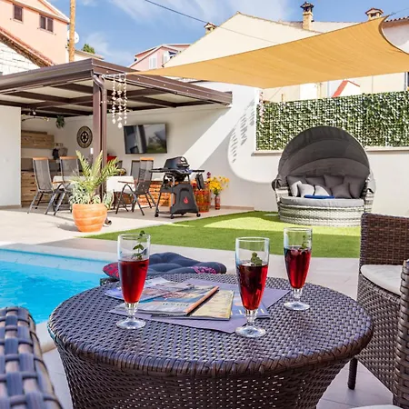 Family Friendly House With A Swimming Pool - 24669 Дом отдыха Ровинь
