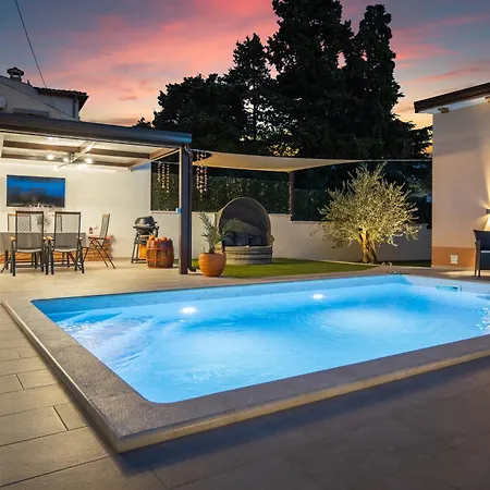 Family Friendly House With A Swimming Pool - 24669 بيت للعطل *