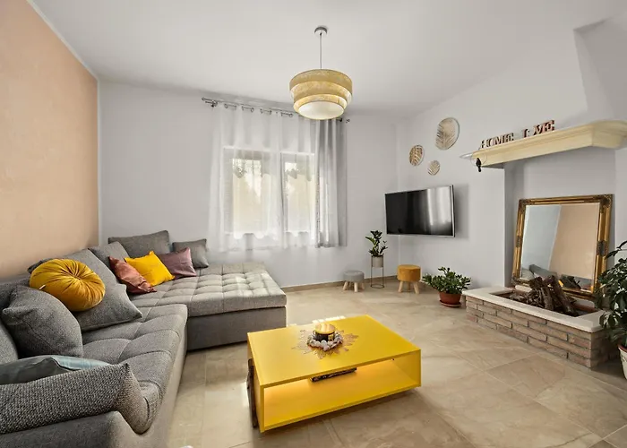 Дом отдыха Family Friendly House With A Swimming Pool - 24669 Ровинь