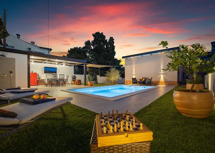 Family Friendly House With A Swimming Pool - 24669