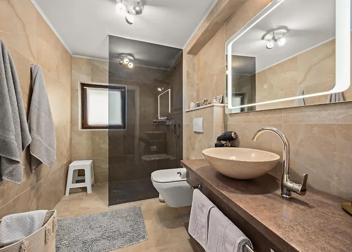 Family Friendly House With A Swimming Pool - 24669