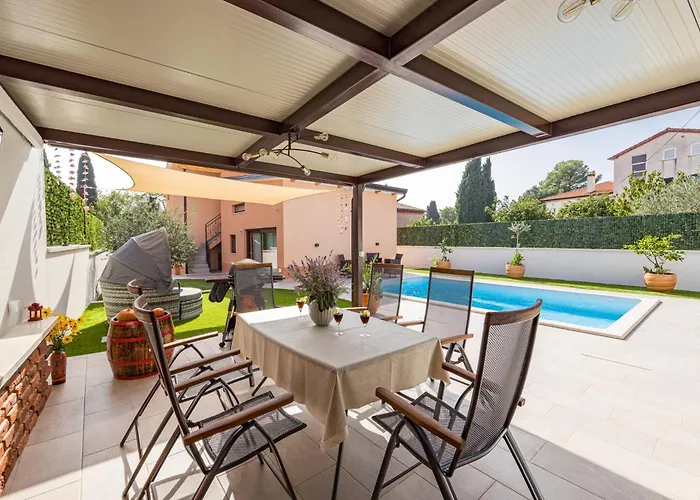 Family Friendly House With A Swimming Pool - 24669 Дом отдыха