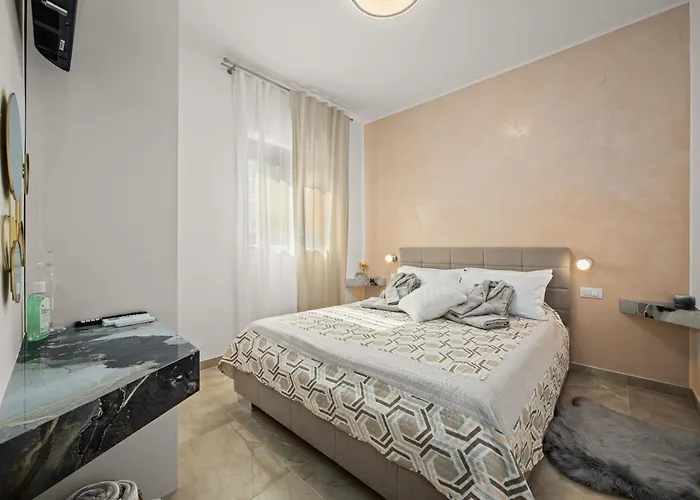 Дом отдыха Family Friendly House With A Swimming Pool - 24669