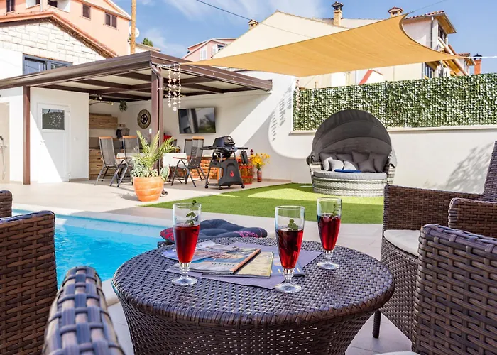Family Friendly House With A Swimming Pool - 24669 Дом отдыха Ровинь