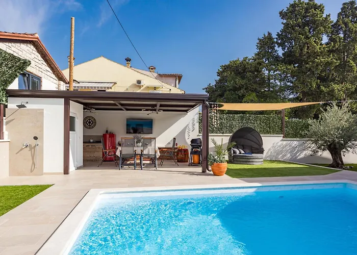 Family Friendly House With A Swimming Pool - 24669 *